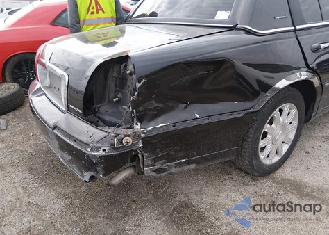 2008 Lincoln Town Car Signature L из США, поврежденный, VIN 2LNHM85V18X648742